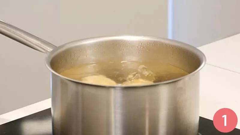 Per preparare le crocchette iniziamo a lavare le patate e a lessarle con tutta la buccia in abbondante acqua bollente.